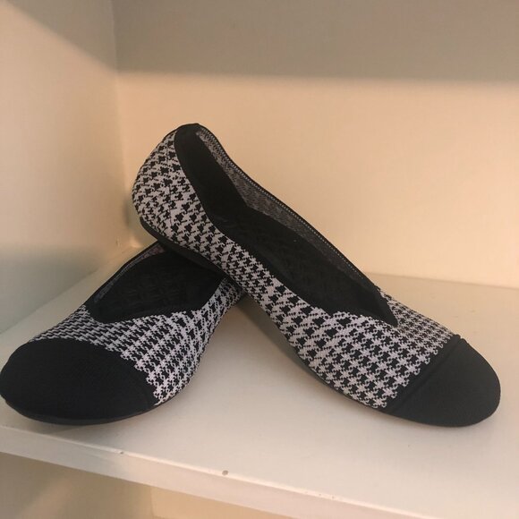 Comfort & Soft Gray and Black Plaid Flats - Size 11 - Picture 1 of 7